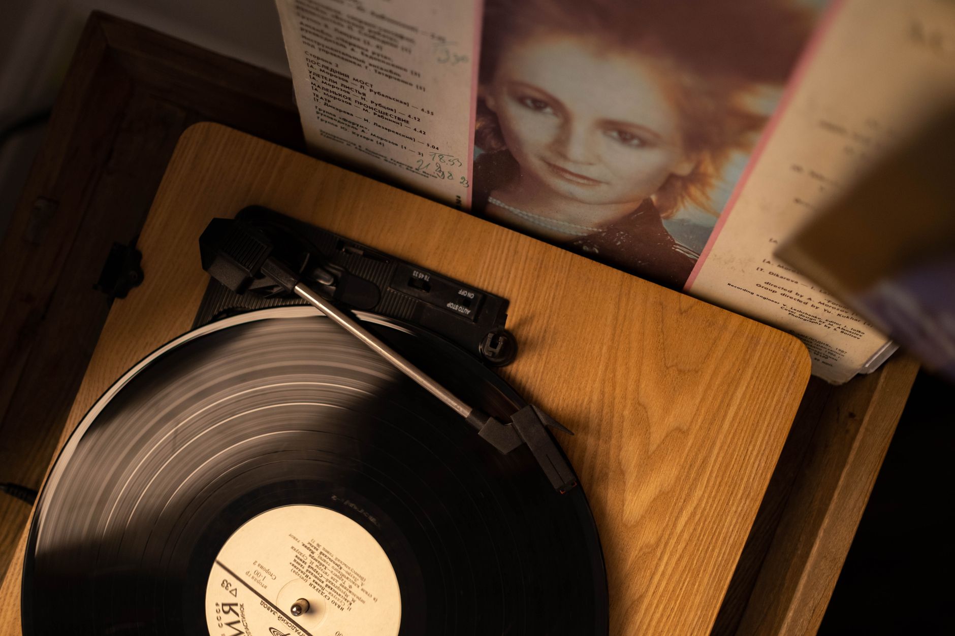 Vista cenital de un tocadiscos vintage con un vinilo girando, evocando nostalgia y estética retro.